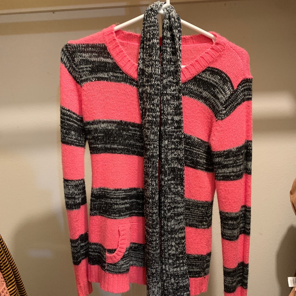 Sweater black and pink with scarf